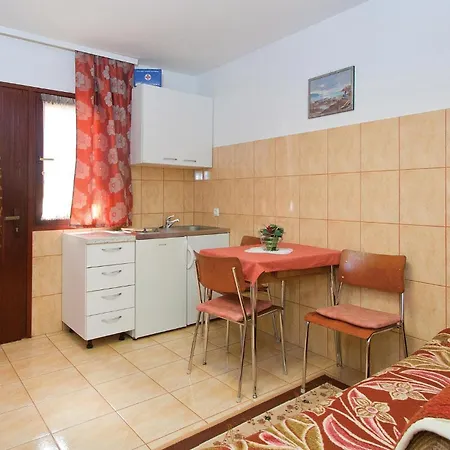Awesome In Valtursko Polje With Kitchen Apartment Pula