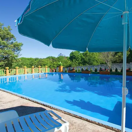 Awesome In Valtursko Polje With Kitchen * Pula